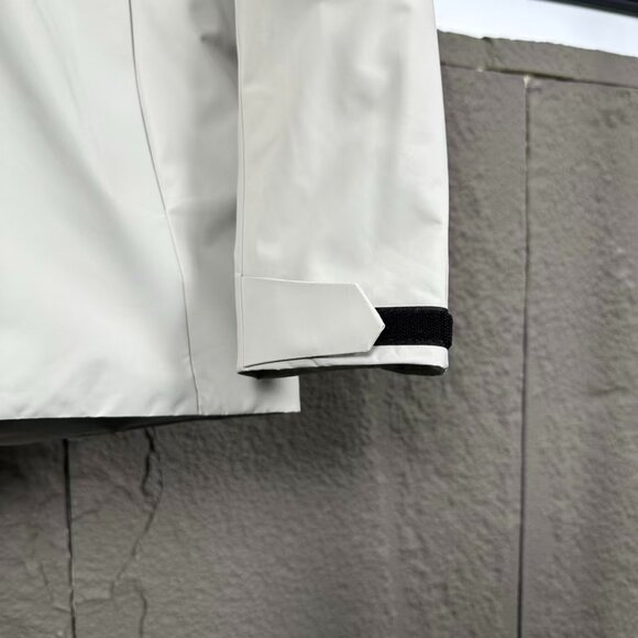 Arc'teryx Technical 3-in-1 Jacket | Gore-Tex Shell & Detachable Down Liner - Picture 4 of 13